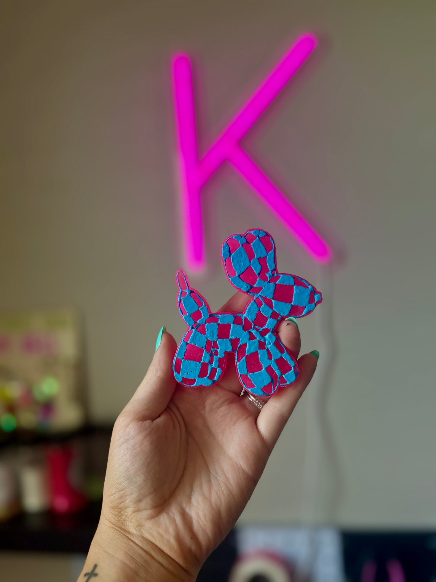 Checkered balloon dog